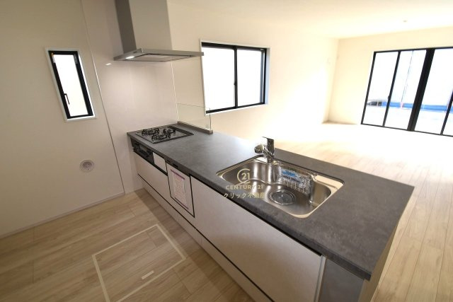 Terrace　日立市大久保町　1期 　3のキッチン|対面式システムキッチンは料理中や後片づけの間も会話が楽しめ、家族に一体感が生まれます。十分な広さのキッチンなら、家族での分担作業もはかどりそう！