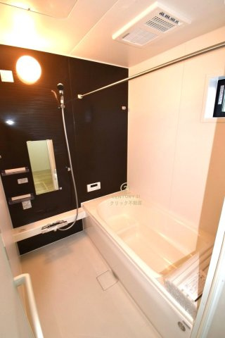 Terrace　日立市大久保町　1期 　3の浴室|浴槽への出入りが安全な低床タイプのユニットバスです。洗い場は滑りにくい速乾床ですので、お子様やご高齢の方にも安心です。自動お湯張りに追焚機能付きのオートバスです。