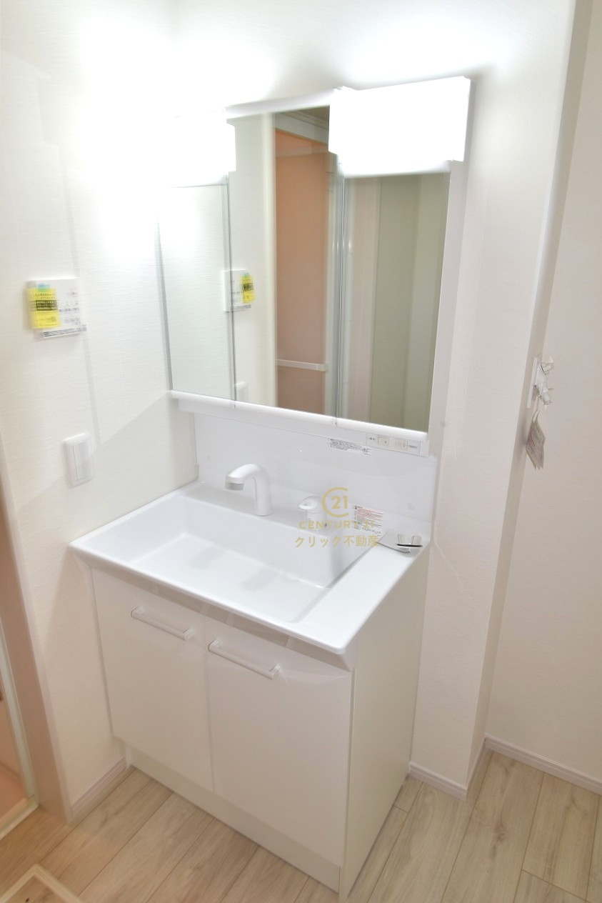 Terrace　日立市大久保町　1期 　3の独立洗面台|シャンプードレッサー付き洗面台。広めで使いやすい、お手入れが楽なデザインで、いつもすっきり清潔に保てます。