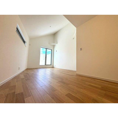 【居間・リビング】 | 成田東４丁目戸建 | 15.8帖のきれいなLDK。