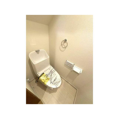 【トイレ】 | 成田東４丁目戸建 | 温水洗浄便座。