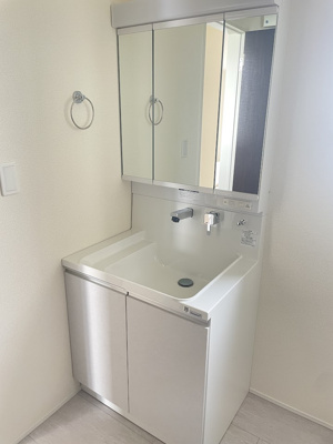 【独立洗面台】 | 東根市六田3期【新築建売住宅】4号棟 | 三面鏡の洗面台は、スタイリッシュなだけでなく収納力もあります。