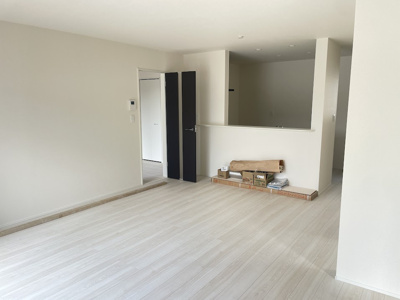 【居間・リビング】 | 東根市六田3期【新築建売住宅】4号棟 | リビングは広々です。家族の団欒の場として家庭を包みます。