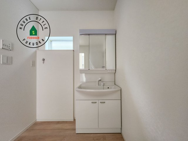 福岡市博多区金の隈3丁目第4-1棟（1号棟）の独立洗面台|洗面所は小さなプライベートスペース。歯磨き、洗顔と毎日施す個人空間。