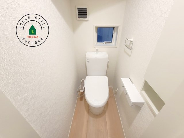 福岡市博多区金の隈3丁目第4-1棟（1号棟）のトイレ|トイレ・ウォシュレット付。快適で衛生的な洗浄機能付温水シャワートイレです。収納や手すりもついてます。