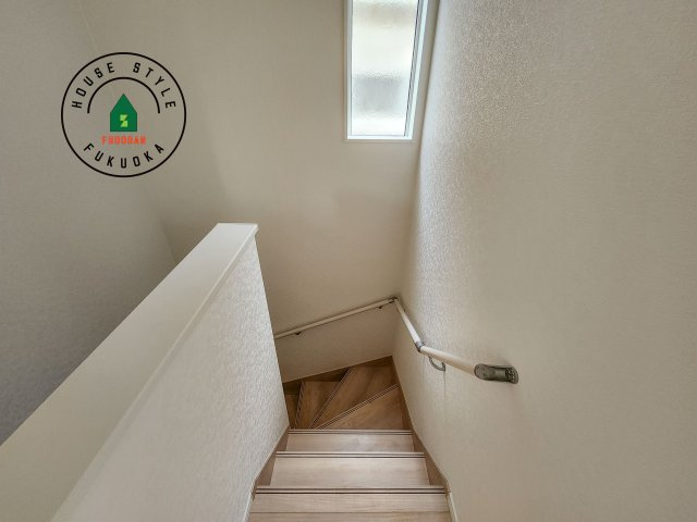 福岡市博多区金の隈3丁目第4-1棟（1号棟）の内装|＜手すり付階段＞手すりがないと階段の昇り降りで危険なことはもちろん、壁に手をつきながら歩くことで壁紙が汚れやすくなります。すべての方に快適に昇り降りしていただくため、手すりを設置しました。