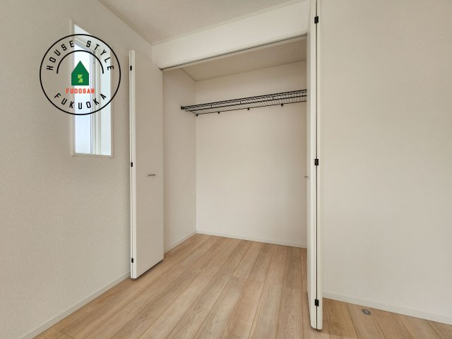 福岡市博多区金の隈3丁目第4-1棟（1号棟）の収納|【WIC（ウォークインクローゼット）】 たくさんの洋服をかけてもシワになりにくいウォークインクローゼット。洋服以外にも、普段使わない家電やスーツケース、ストック品など何でも片付く嬉しい空間です。