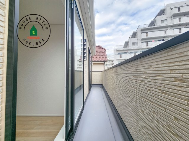 福岡市博多区金の隈3丁目第4-1棟（1号棟）のバルコニー|バルコニーに自分のこだわりをもたせる。120％自由自在のバルコニー。もちろんお洗濯物を干す、ゴミを一時保管するなどもおまかせください。バルコニーを多目的スペースとして考えてみましょう。