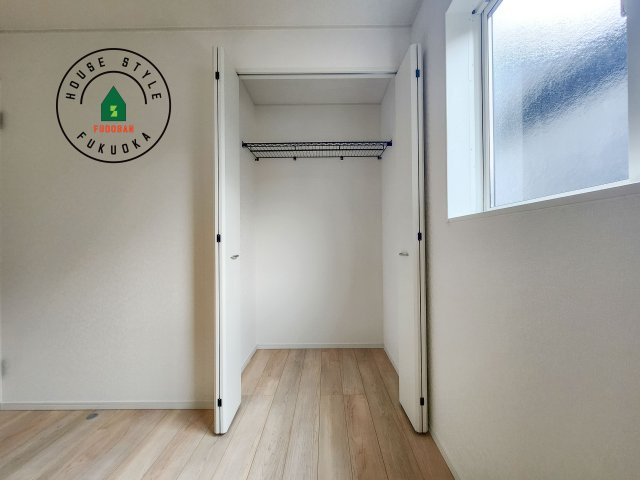 福岡市博多区金の隈3丁目第4-1棟（1号棟）の収納|壁面クローゼットのメリットは、衣類が横一列に並ぶためひと目で洋服が選びやすいこと。衣類をたくさんお持ちの方も、限られたスペース内に無理なく収納することができます。