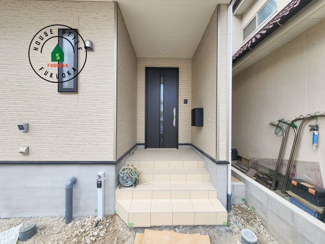 福岡市博多区金の隈3丁目第4-1棟（1号棟）の玄関|地盤調査済 / 玄関へ向かうまでのアプローチに漂う上質が期待感をもたせます。玄関は建物の顔。落着きを醸し出した自己主張が心に訴えてきます。