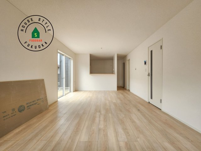 福岡市博多区金の隈3丁目第4-1棟（1号棟）の居間・リビング|キッチンからリビングをしっかり確認できます。家族の笑顔があふれる空間になりそうですね。