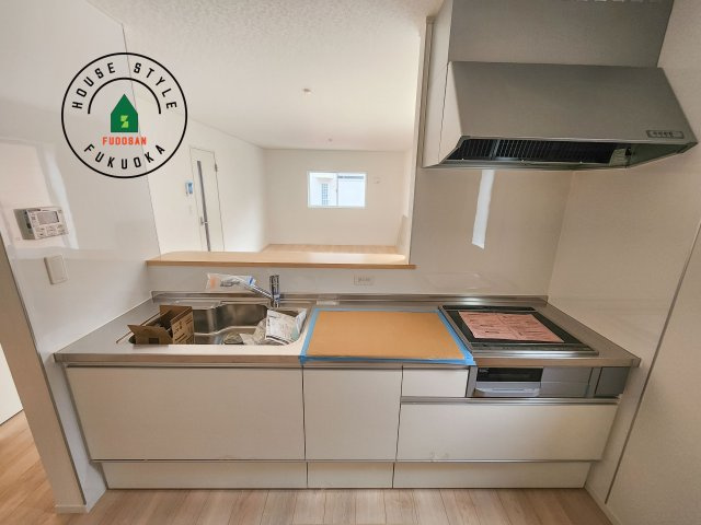 福岡市博多区金の隈3丁目第4-1棟（1号棟）のキッチン|忙しい朝でも家族揃って食事をしたいゆとりあるダイニングスペース。