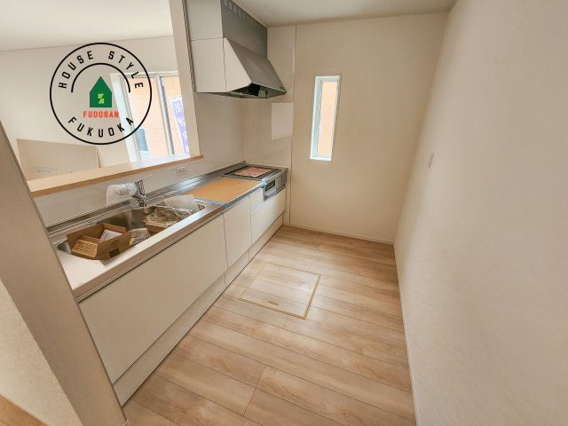 福岡市博多区金の隈3丁目第4-1棟（1号棟）のキッチン|カウンターキッチンなら、リビングで遊ぶ子供の様子を見ながら料理ができるので安心です。料理を運んでもらったり、子供にお手伝いしてもらいやすいのもいいですね。