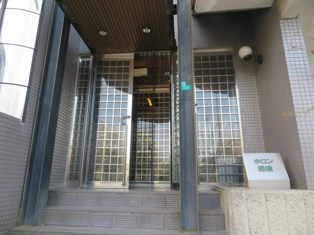 ホロン緑橋のエントランス