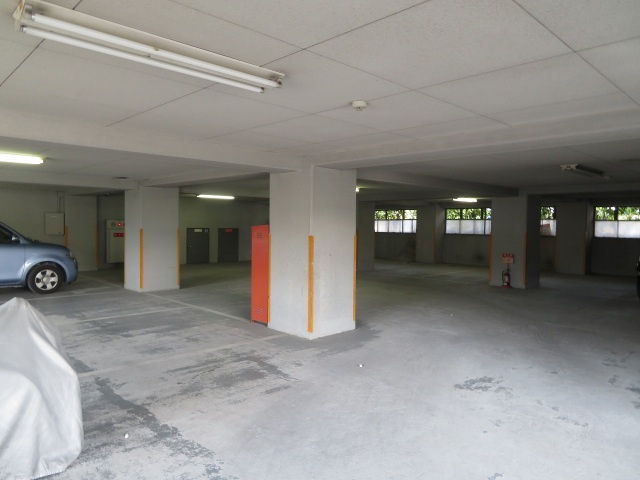 ホロン緑橋の駐車場