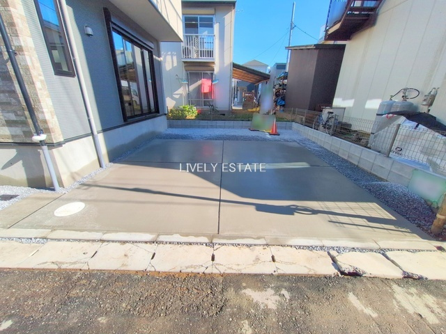 草加市西町 新築分譲住宅の駐車場