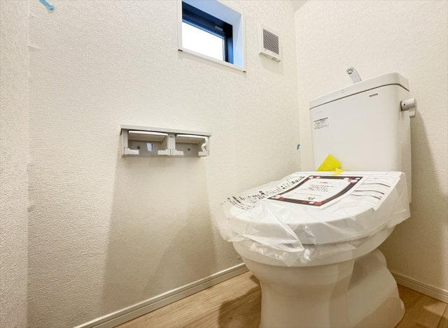 【トイレ】 | 新座市畑中2丁目　新築一戸建住宅　全3棟　(志木本店) | 1階トイレ／家族を感染症から守る温水洗浄便座を完備。