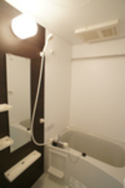 リブリ・与野の浴室|オシャレなアクセントパネル。