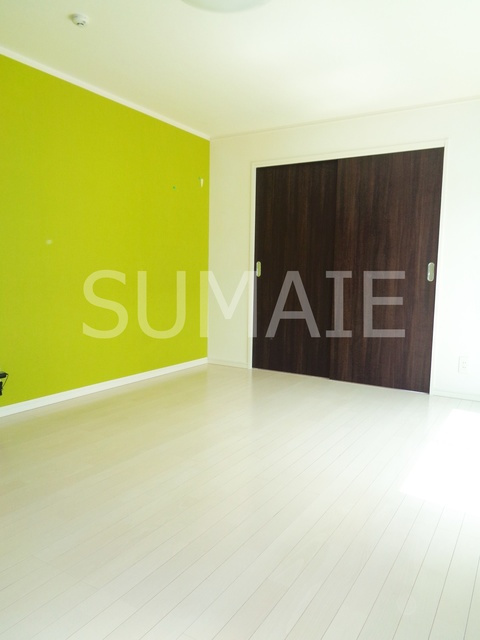 Ａｍｉｔｉｅ　Ｏｊｉｋａｍｉｙａの居間・リビング|ライトグリーンのアクセントクロスがおしゃれな室内です☆