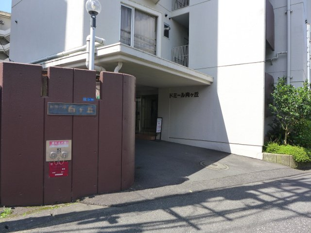 ドミール向ヶ丘のエントランス