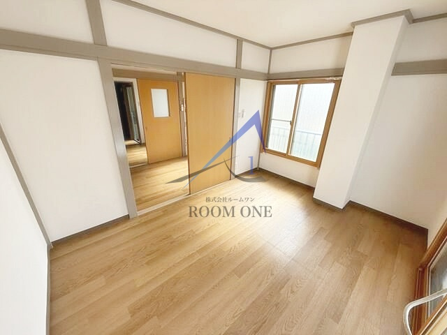 アドニスマンションの居間・リビング|洋室のお部屋です。