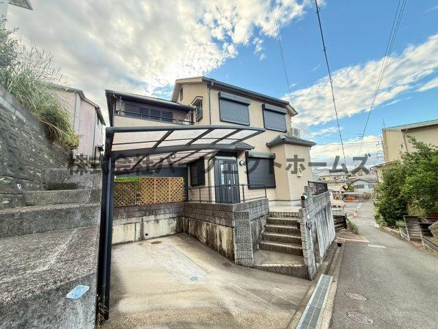 山之上1丁目戸建　賃貸の駐車場|車をお持ちの方に嬉しい駐車場付きの物件です