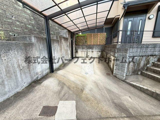 山之上1丁目戸建　賃貸の設備|駐車場があるので、車を買う予定の方も安心です