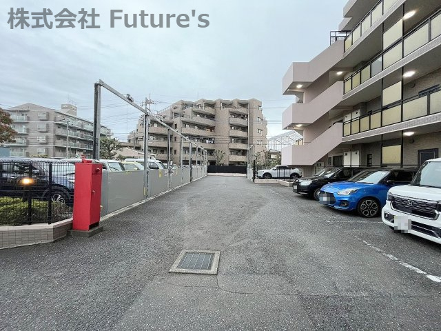 セレスト吉川の駐車場|敷地内駐車場あり（要空き・料金確認）