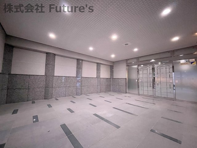 セレスト吉川のロビー|広々としたエントランス内です