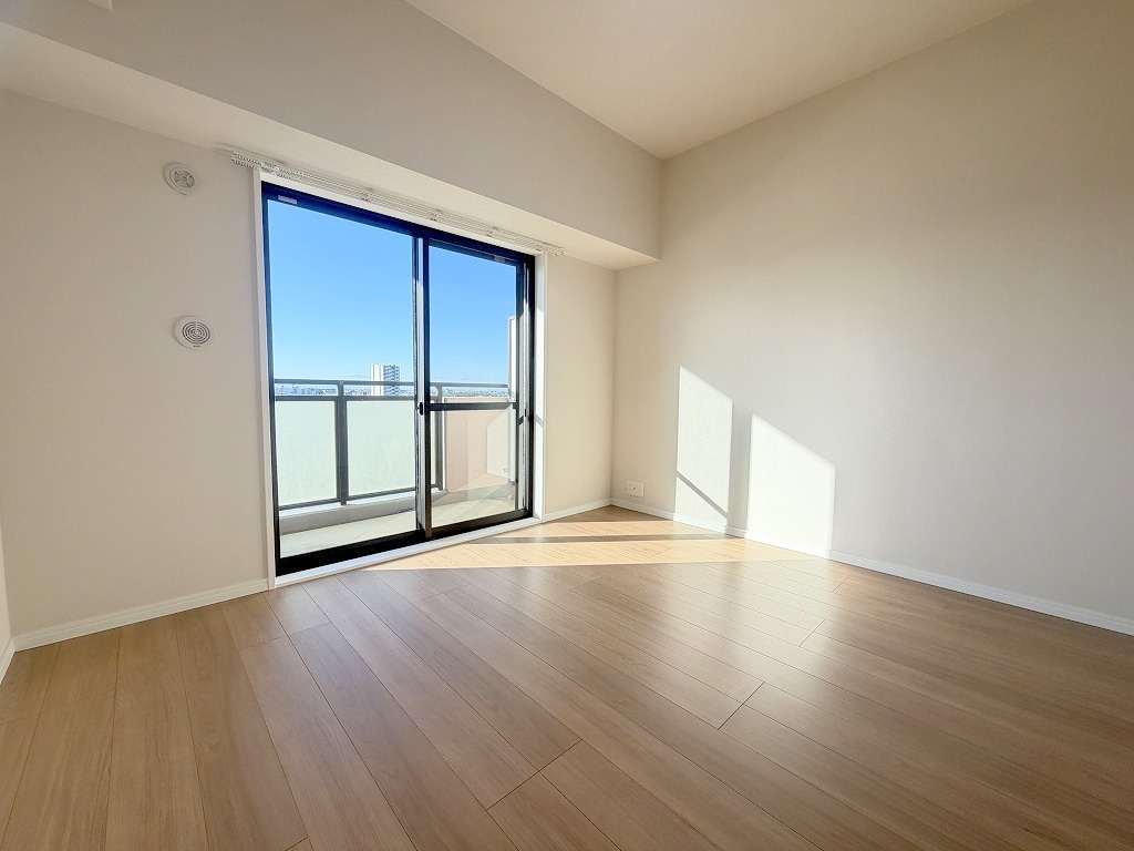 セレスト吉川の洋室|西側バルコニーに面した明るい洋室6.4帖