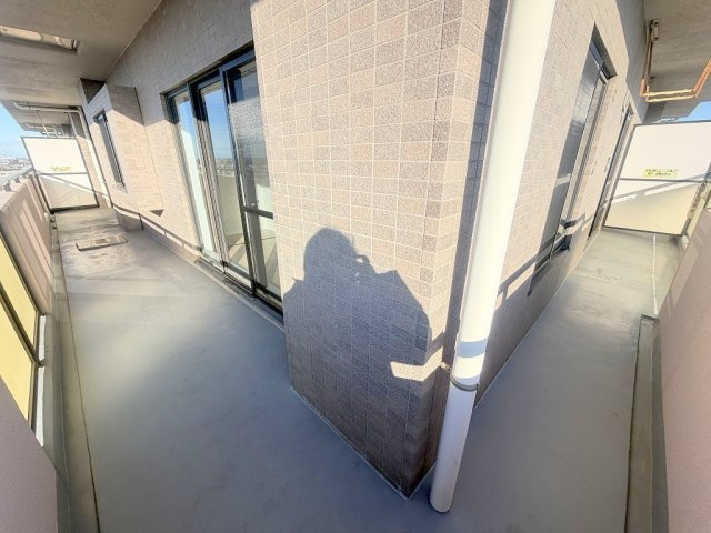 セレスト吉川のバルコニー|L字バルコニーで洗濯物もたっぷり干せます