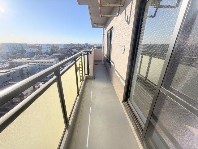 セレスト吉川のバルコニー|角部屋に付き2面バルコニーになっております