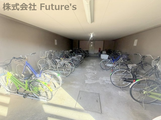 セレスト吉川の駐輪場|屋根付きの駐輪場で雨に濡れず保管できます