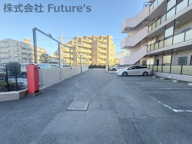 セレスト吉川の駐車場|敷地内駐車場あり（要空き・料金確認）