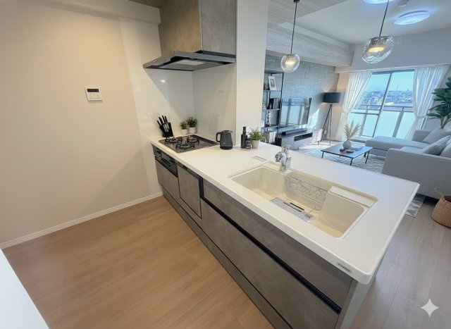 セレスト吉川のキッチン|現況の物件写真にCGによる画像処理を行っています。家具、家電、小物、カーテン等はイメージはCGです。