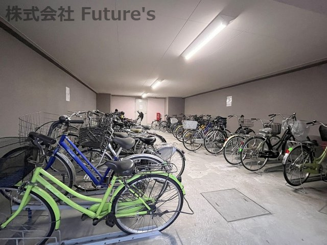 セレスト吉川の駐輪場|屋根付きの駐輪場で雨に濡れず保管できます