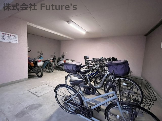 セレスト吉川の駐輪場|屋根付き駐輪場