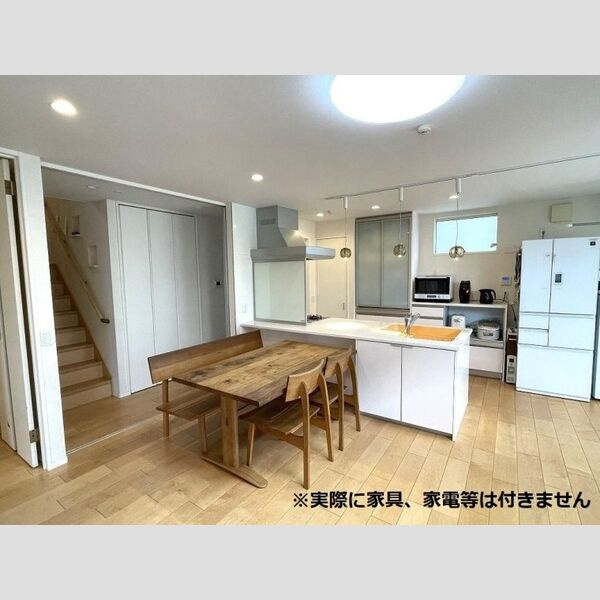 大久保町大窪貸家の居間・リビング