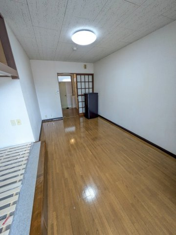 柏崎市穂波町のアパートの居間・リビング|同間取り、別の部屋の写真です