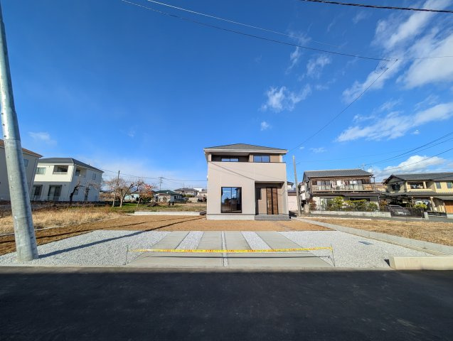 【前面道路含む現地写真】 | アーバンスタイル渋川市石原1期ー① | 豊秋小学校まで徒歩10分圏内！
JR渋川駅まで1.4Kmと駅の利用便利！
自然に顔合わせできるリビングアクセス階段！