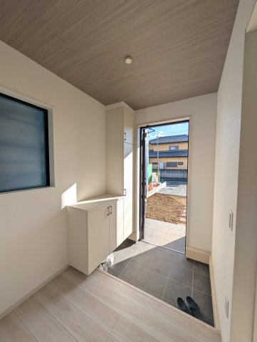 【玄関】 | アーバンスタイル渋川市石原1期ー② | 豊秋小学校まで徒歩10分圏内！
JR渋川駅まで1.4Kmと駅の利用便利！