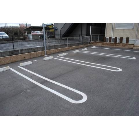 クレール　緑丘の駐車場