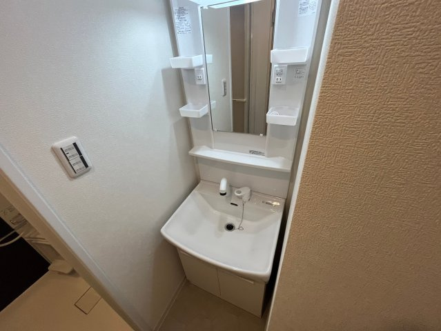 AILE東中浜の洗面所|明るい洗面所です