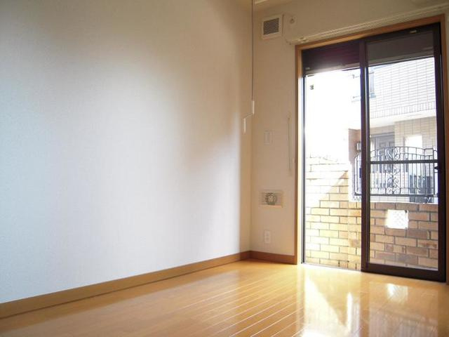 メゾンエルミタージュの居間・リビング