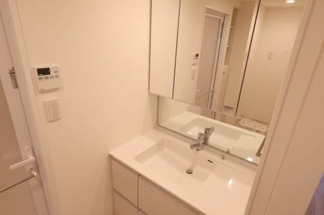 アルファステイツ城西砂子の独立洗面台|3面鏡の裏には小物などを収納できます！