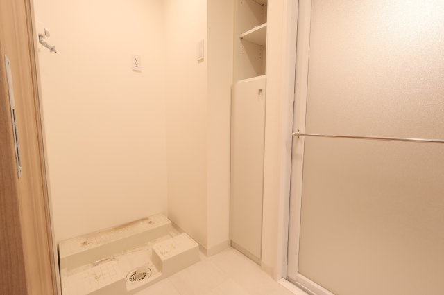 アルファステイツ城西砂子のランドリースペース|室内洗濯機置き場！
横には収納棚も付いていて便利です！