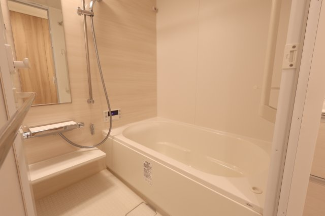 アルファステイツ城西砂子の浴室|浴室乾燥機付きの浴室なので雨の日のお洗濯も安心です！