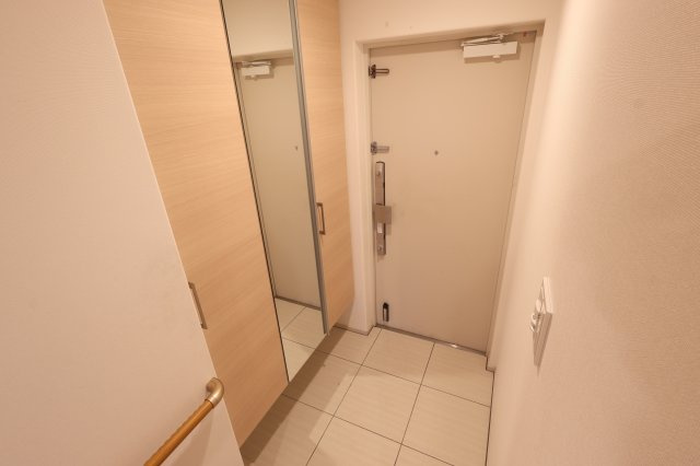 アルファステイツ城西砂子の玄関|センサー付きライトで帰宅時のスイッチが手間いらず。鏡の裏も収納スペースです