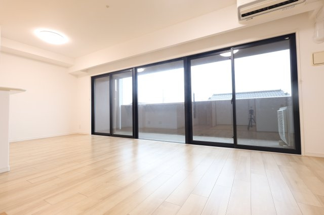 アルファステイツ城西砂子の居間・リビング|連窓デザインで開放感があるLDKです！