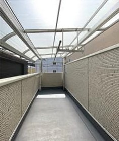  | 大阪市此花区西九条１丁目　中古戸建 | 開放感のあるバルコニー♪　南向きで陽当たりも良好♪　お隣さんと段違いの設計になっておりプライバシーも守られます♪